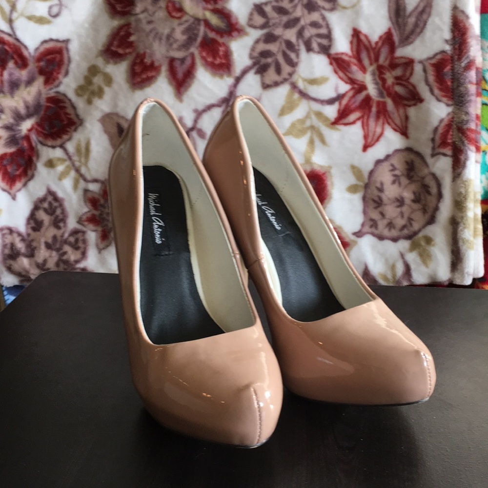 Nude pumps size 6